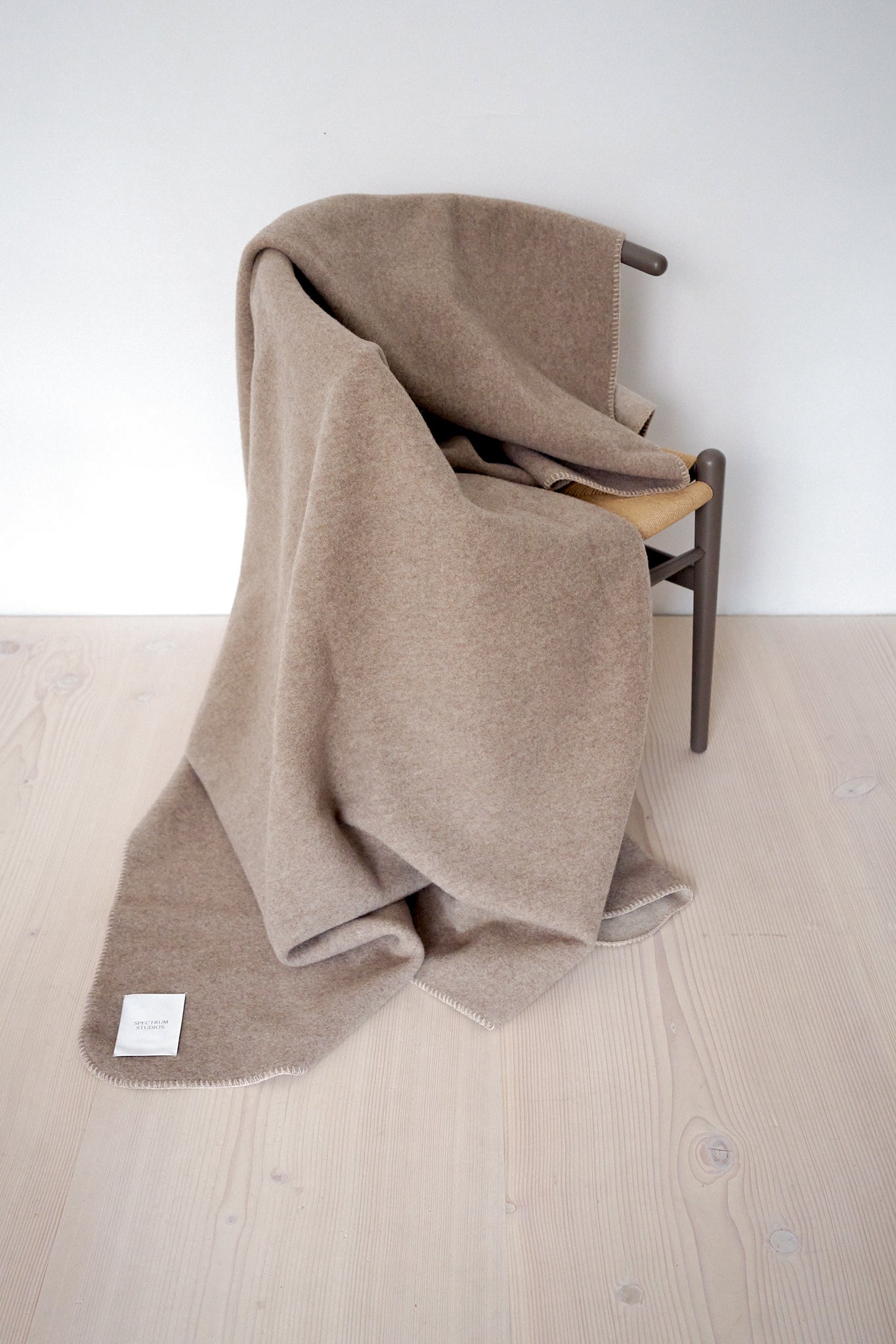 Blanket LUV in hazelnut & creme